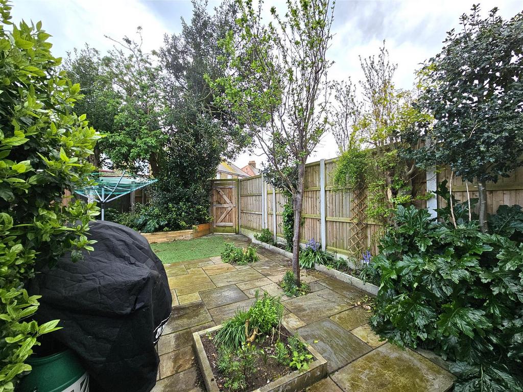 Station Approach Road, Ramsgate 2 bed flat £1,100 pcm (£254 pw)