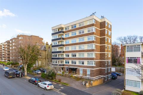 3 bedroom flat to rent, Eaton Gardens, Hove