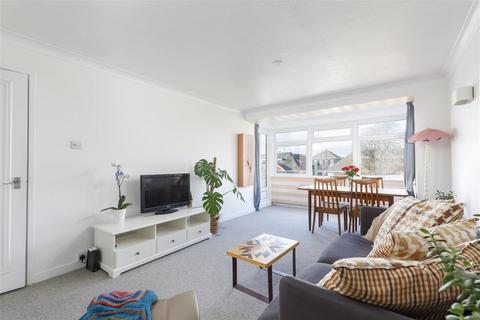 3 bedroom flat to rent, Eaton Gardens, Hove