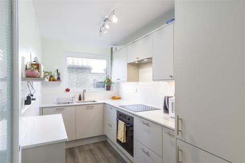 3 bedroom flat to rent, Eaton Gardens, Hove