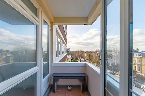 3 bedroom flat to rent, Eaton Gardens, Hove