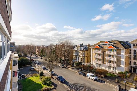 3 bedroom flat to rent, Eaton Gardens, Hove