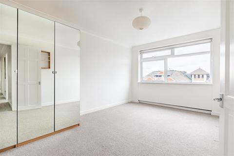 3 bedroom flat to rent, Eaton Gardens, Hove