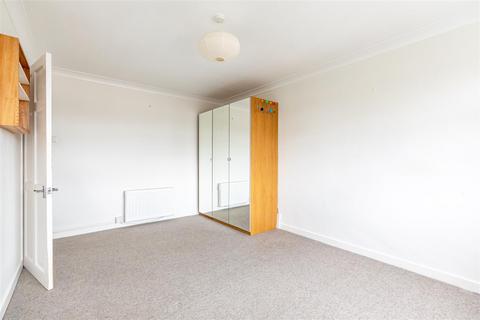 3 bedroom flat to rent, Eaton Gardens, Hove