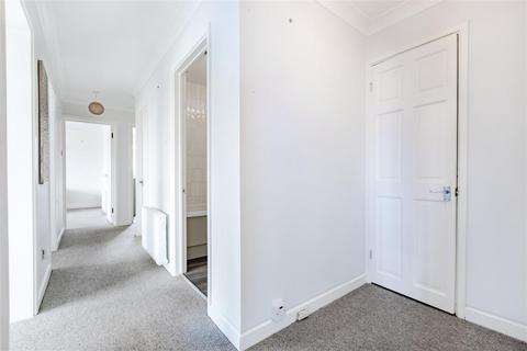 3 bedroom flat to rent, Eaton Gardens, Hove