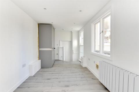 Studio to rent, Lansdowne Square, Hove