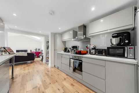 2 bedroom flat to rent, Santley Street, SW4