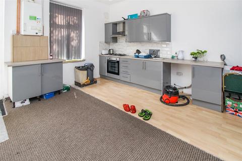 31 Grantham Road, Bradford, BD7 1RN