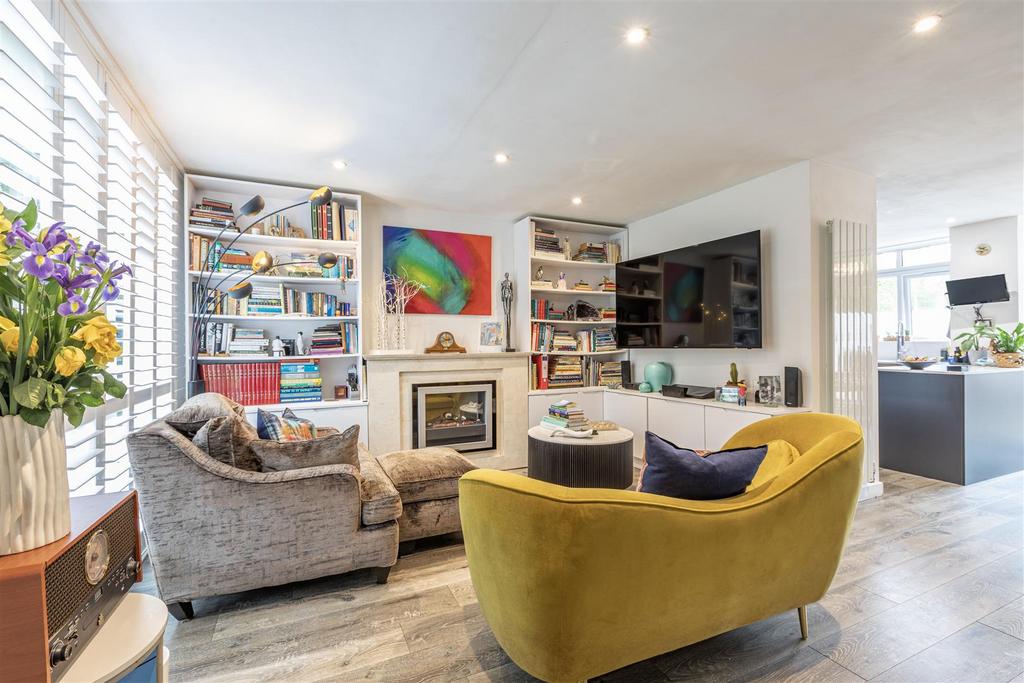 Weymede, West Byfleet KT14 2 bed terraced house for sale £455,000