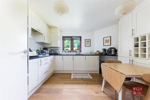 2 Midhurst Way, London, E5 8PS