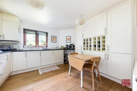 2 Midhurst Way, London, E5 8PS