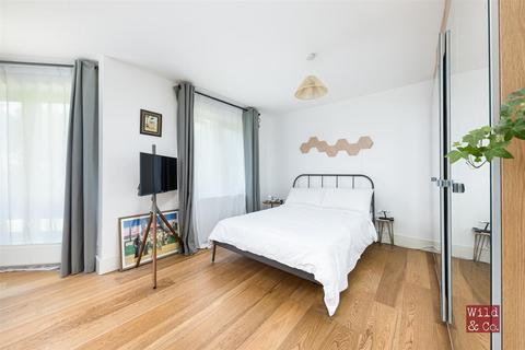 2 Midhurst Way, London, E5 8PS
