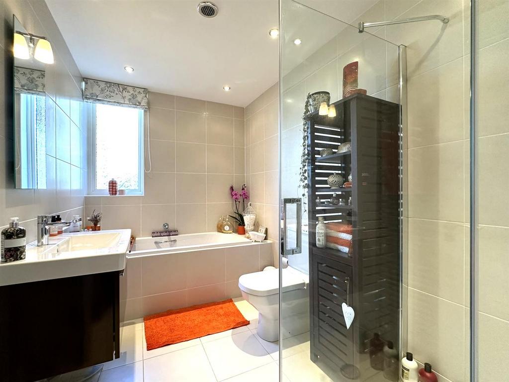 Family bathroom/w/c