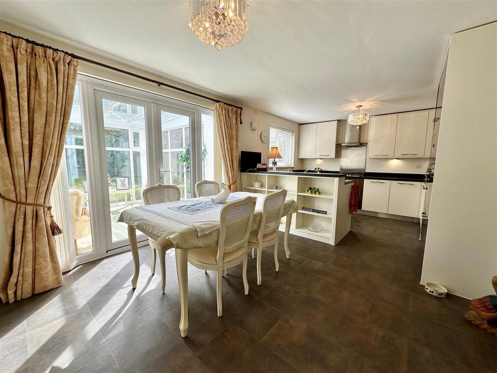 Dining/kitchen