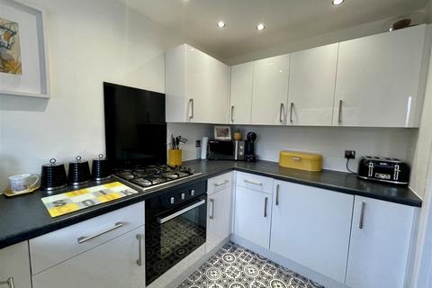 2 Falcon Knowle Ing, Darton, Barnsley, S75 5RB