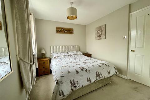 2 Falcon Knowle Ing, Darton, Barnsley, S75 5RB