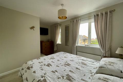 2 Falcon Knowle Ing, Darton, Barnsley, S75 5RB