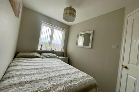 2 Falcon Knowle Ing, Darton, Barnsley, S75 5RB