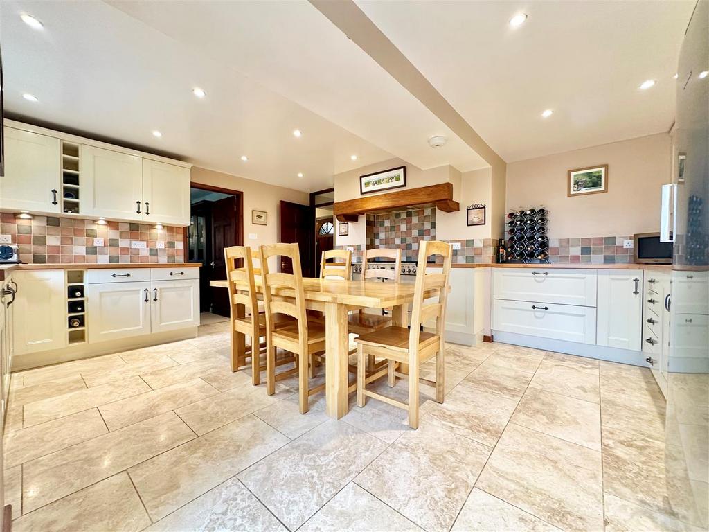Kitchen2.jpg