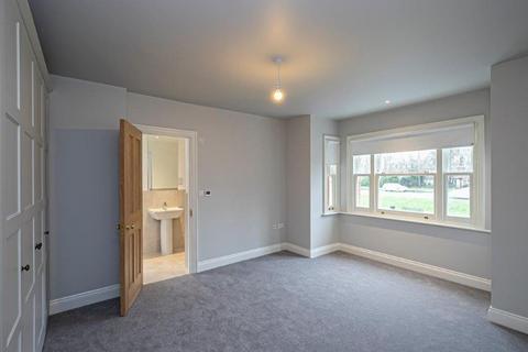 2 bedroom flat to rent, Church Hill, Epping CM16