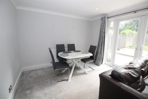 3 bedroom detached house to rent, Grattons Drive, Crawley