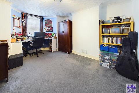 3 bedroom terraced house for sale, Weston Road, Strood