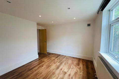 3 bedroom apartment to rent, Station Road, London NW10