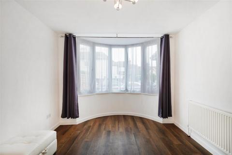 3 bedroom end of terrace house for sale, Mortlake Road, Ilford