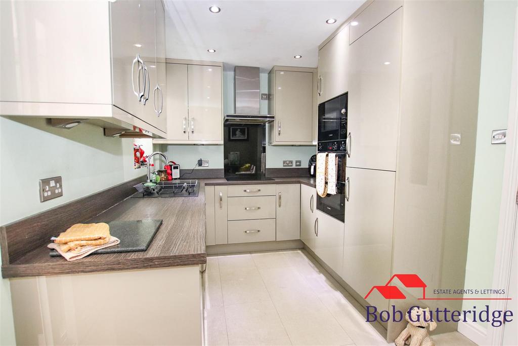Modern fitted kitchen / dining room