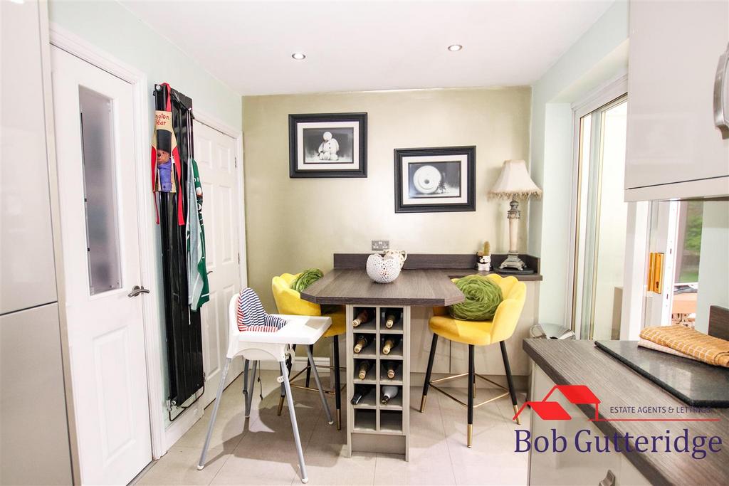 Modern fitted kitchen / dining room