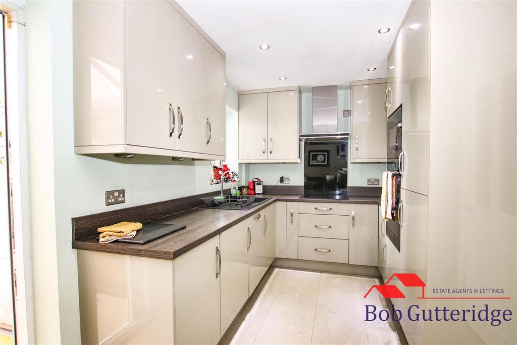 Modern fitted kitchen / dining room
