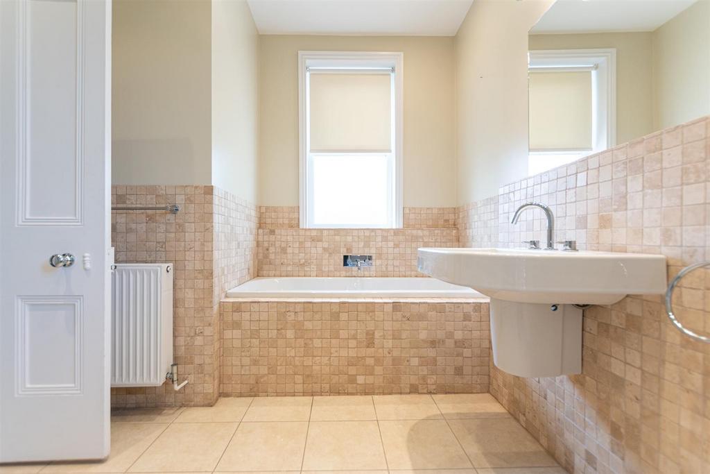 Family bathroom (2)