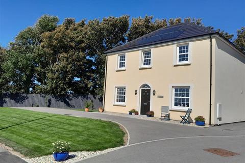 4 bedroom detached house for sale, Close to the Sea, Llanon