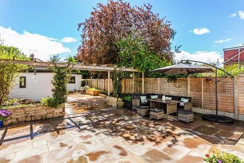 13 Dilston Road, Leatherhead, KT22 7NY