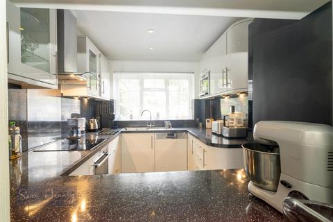 Springfield Latimer Road, Barnet, EN5 5NF