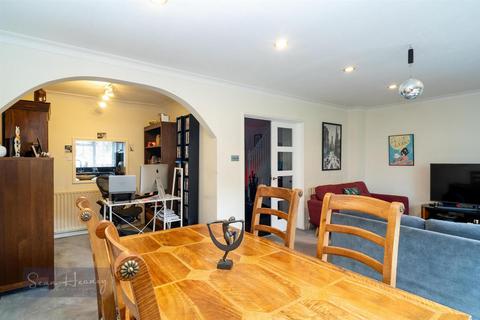 Springfield Latimer Road, Barnet, EN5 5NF