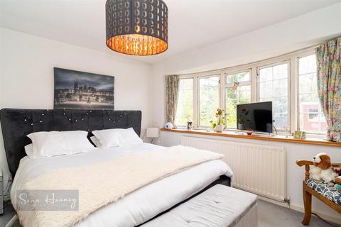 Springfield Latimer Road, Barnet, EN5 5NF