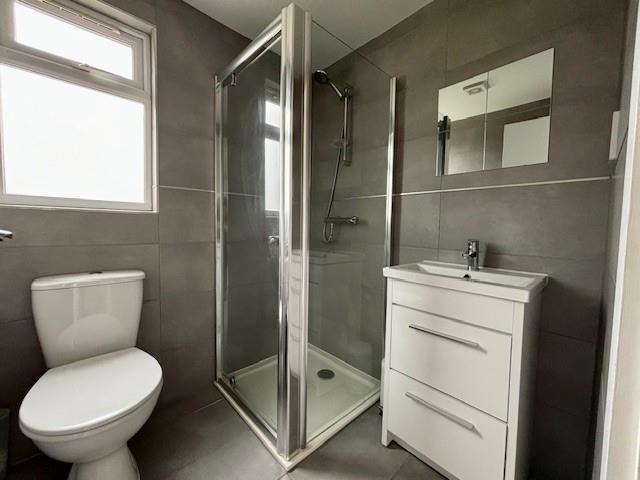 Bathroom 2.jpg