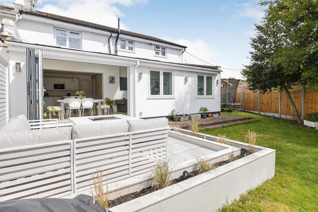 Hall Farm Road, Benfleet 4 bed semidetached house for sale £515,000