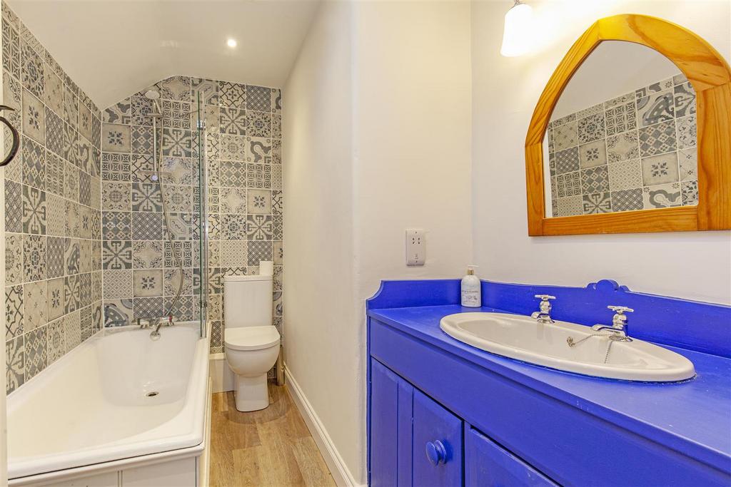 Bathroom 1.jpg