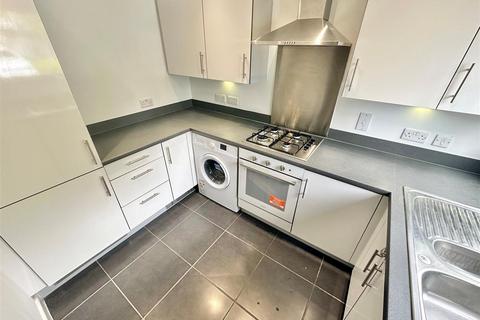 2 bedroom terraced house to rent, Someries  Hill, Luton