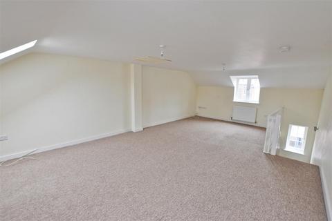 3 bedroom end of terrace house to rent, Church Street, Cromer