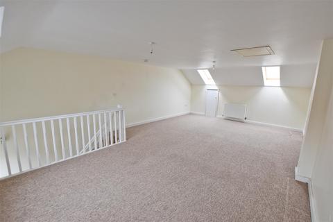 3 bedroom end of terrace house to rent, Church Street, Cromer