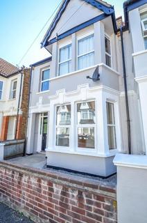 2 bedroom flat for sale, Leighton Avenue, Leigh-On-Sea SS9