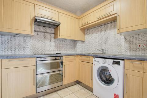 2 bedroom flat for sale, Friends Avenue, Cheshunt
