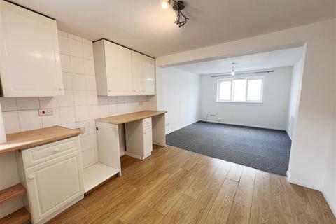1 bedroom flat to rent, High Street, Ryde, PO33 2RJ