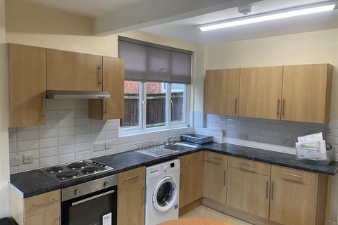 4 bedroom terraced house to rent, Parkfield Road, Willesden