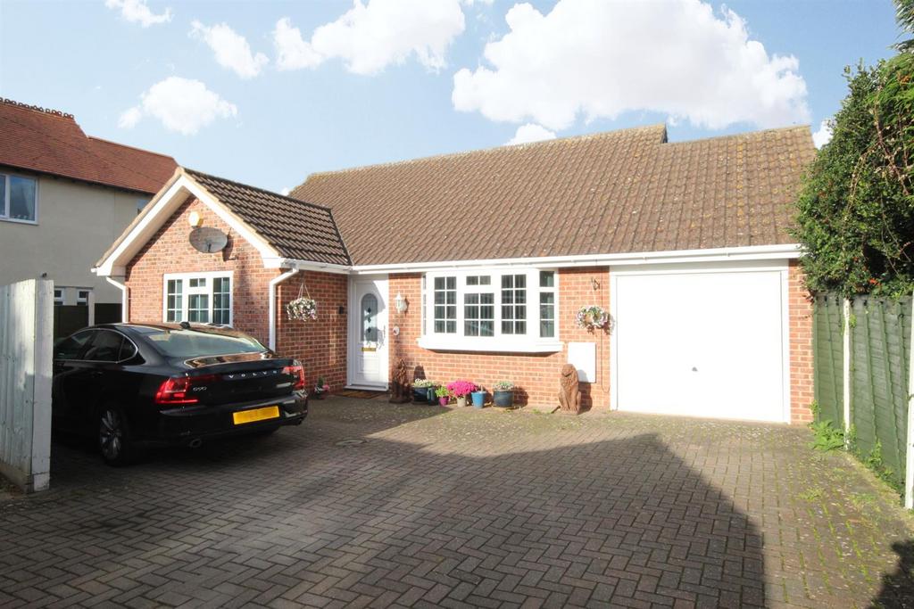 The Piece, Churchdown, Gloucester 2 bed detached bungalow to rent £