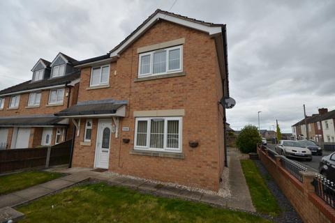 4 bedroom detached house to rent, The Oaks, Manor Drive, Featherstone, WF7