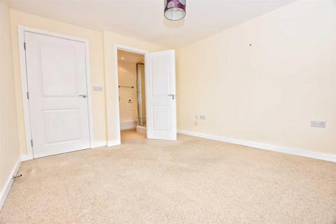 2 bedroom flat for sale, Woollens Grove, Hoddesdon EN11